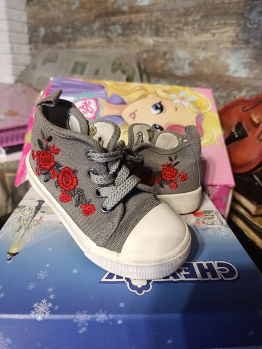 Обувь детскую брендовую продам