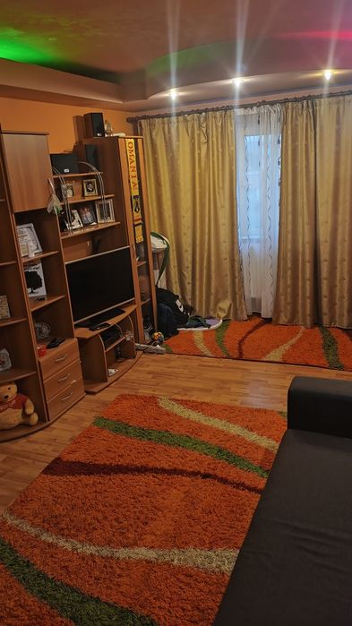 Vând ap. 2 cam Mioveni,etajul 2 zona Piață