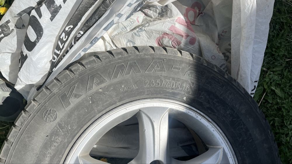 Продам комплект колес 235/70 R16