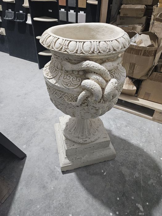 Jardinere din travertin sau ciment