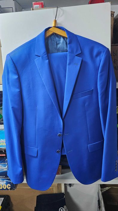 костюм новый голубой