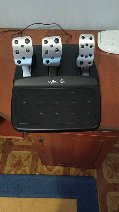 Продаю игровой руль Logitech G29