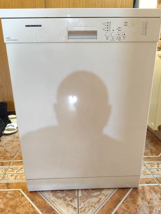 Vând mașina de spălat vase