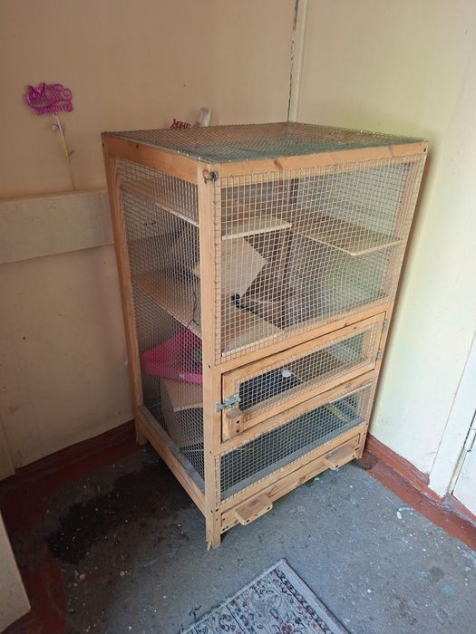 Продаётся деревянный вольер (клетка)