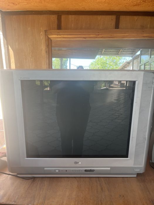 Телевизор LG работает