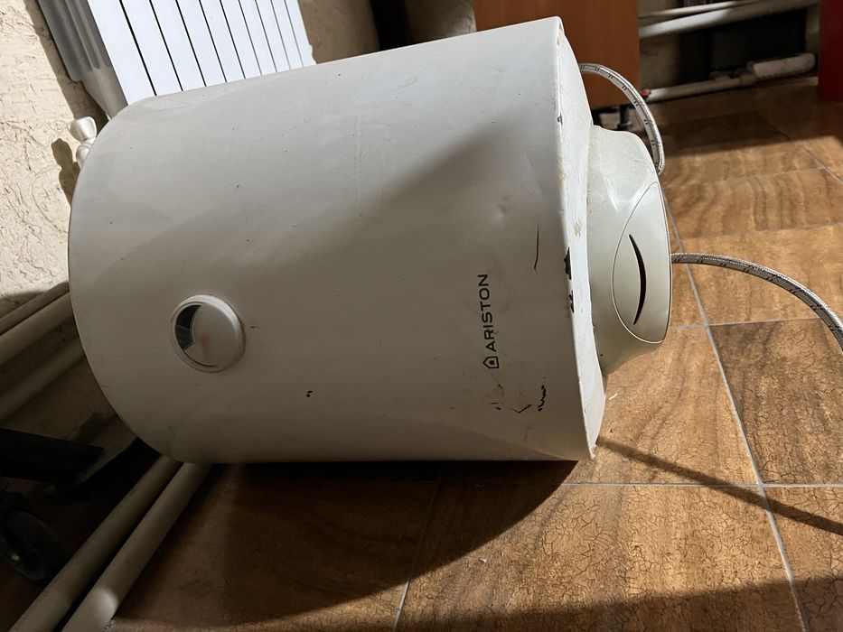 Продаю не рабочиий аристон