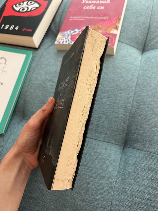 Продавам книги. .