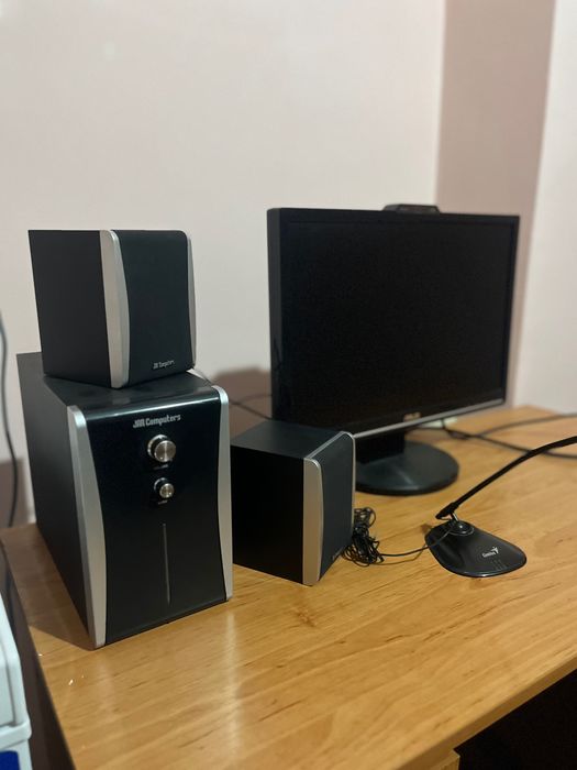 Компютър-пълен комплект готов за ползване +бюро