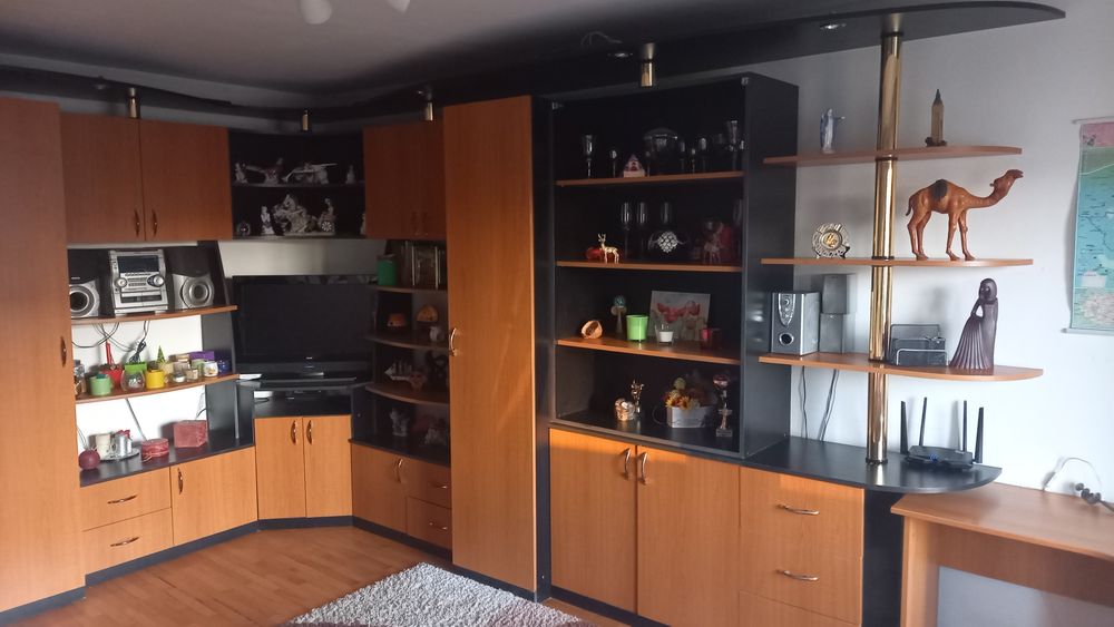 Mobilă living pe doi pereți