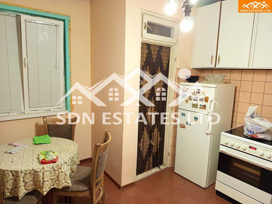 Продава тристаен апартамент южно от бензиностанция Шел