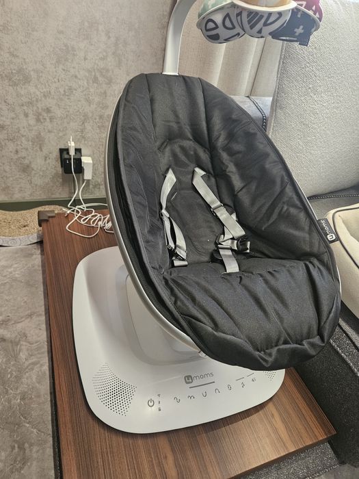 MamaRoo 5.0 черна + подложка за новородено