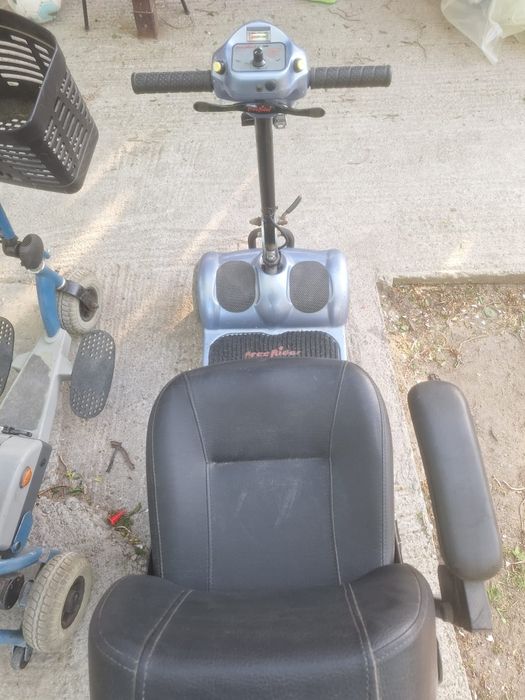 Vând două cărucioare electrice pentru persoane cu dizabilitati