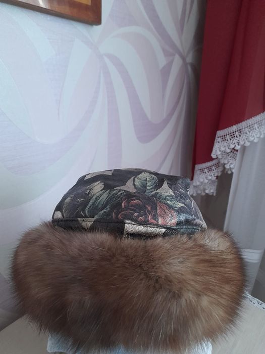 Шапки женские разные.