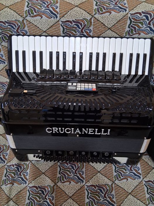Продавам акордеон  Crucianelli