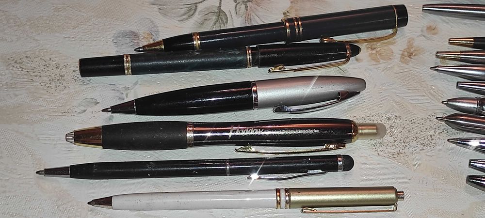 vand 20 pixuri pret 200 ron pt. colectionari