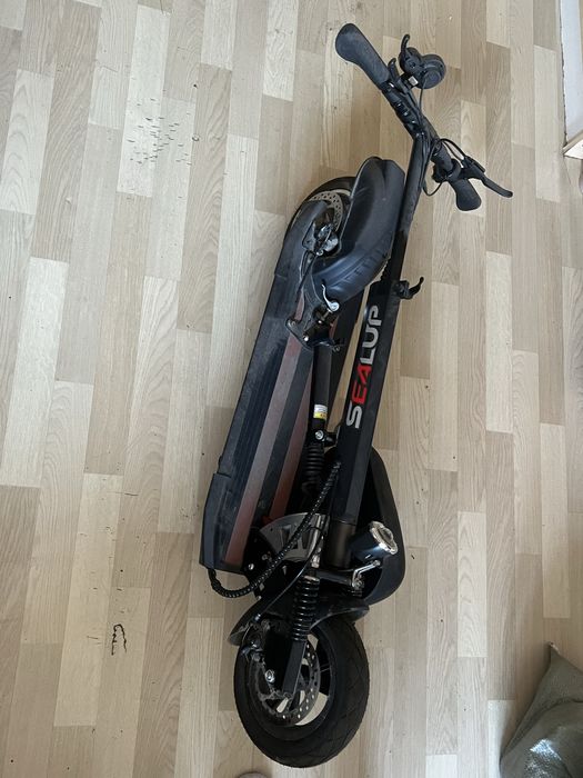 Срочно продам электросамокат