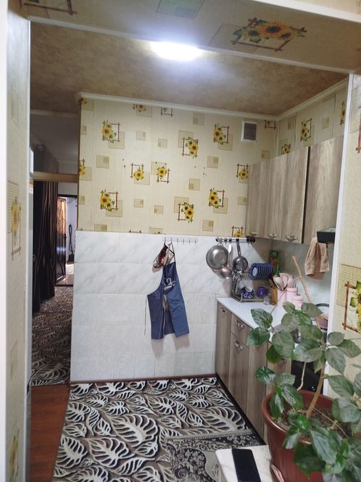 Срочна Чирчиг шахрида 3 хонали квартира сотилади 2 етаж 2 микрайон да