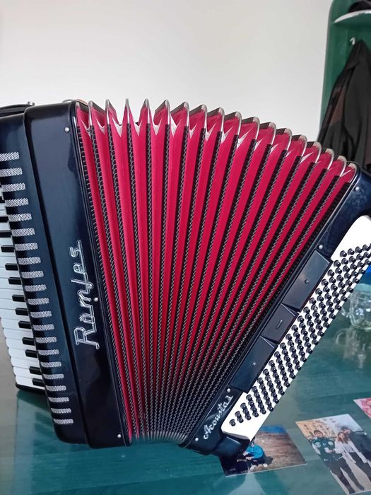 Vînd acordeon Ramjess 120 bași făcut de guerrini