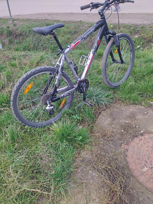 Bicicleta Scott pentru adulți sau tineri cu fițe tineri cu fițe