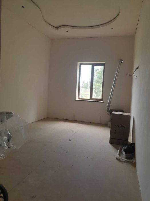 Hovli 8 sotix sotiladi