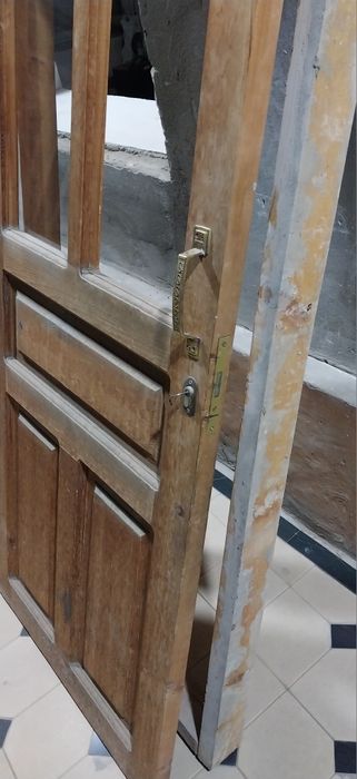 Deraza va eshik srochna sotiladi