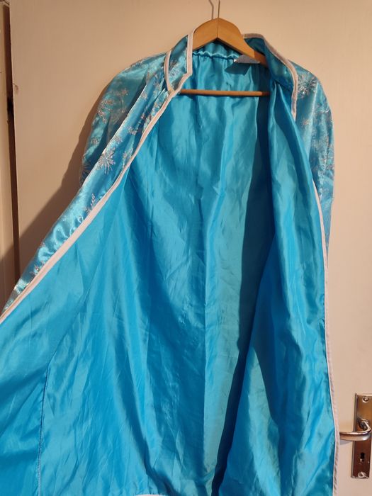 Рокля с шлейф и блестящо наметало от "Замръзналото кралство"