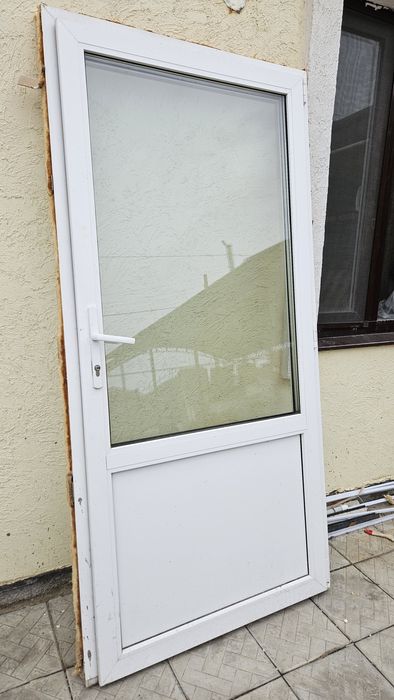 Продам пластиковую дверь.