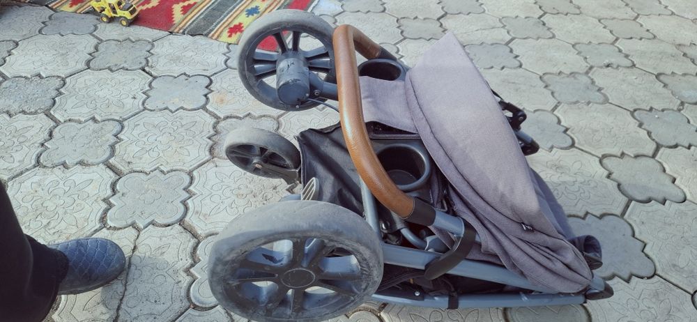 Продам коляску joie