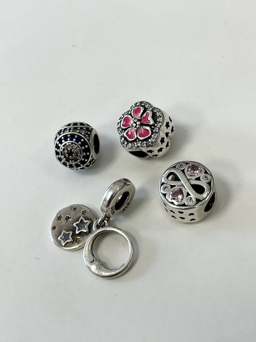 Сребърна гривна Пандора с талисмани