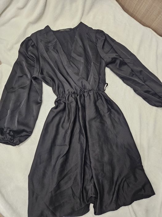 Черна сатенена чисто нова рокля