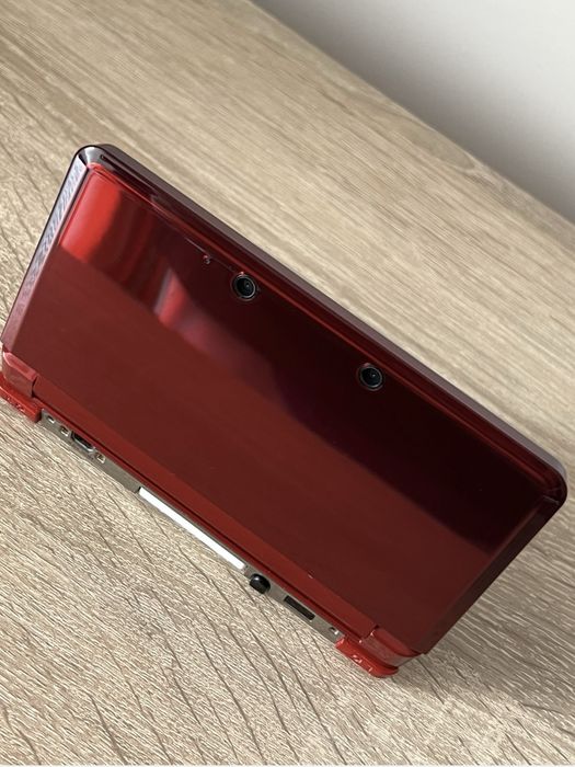 Vand  Vând consolă Nintendo 3DS (culoarea Flame Red)