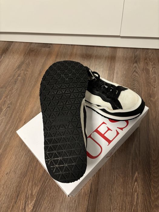 Продавам маратонки Guess
