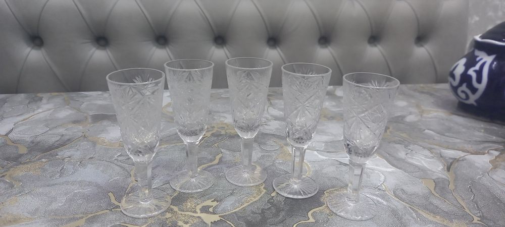 Продается хрустальные рюмки маленькие. Бу 5 штук