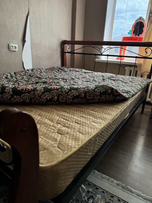 Продам кровать с матрасом