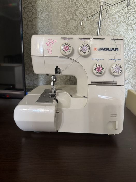 Оверлочная машина Janome