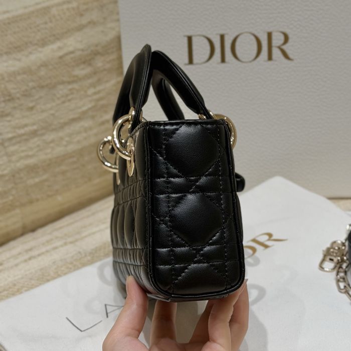 Geantă model Dior D-Joy