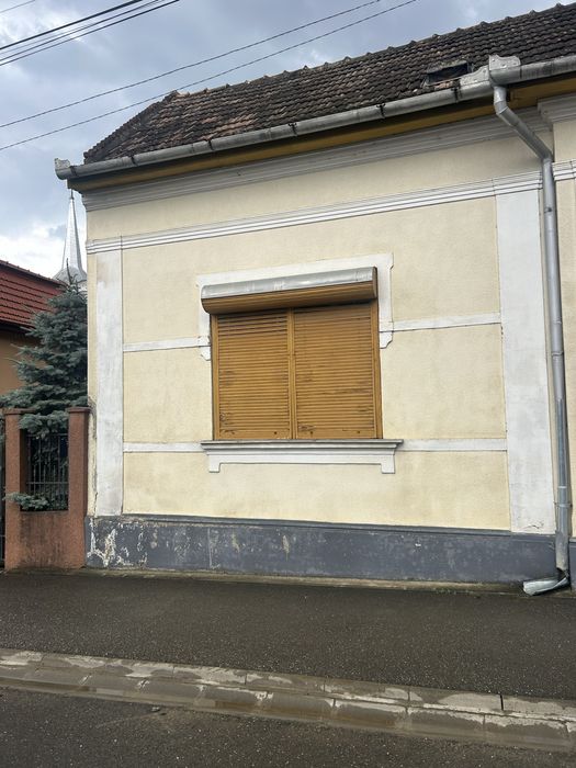 Casa in centru cu gradina in zona centrala