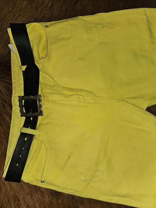 Vand blugi galbeni cu curea din piele M/L