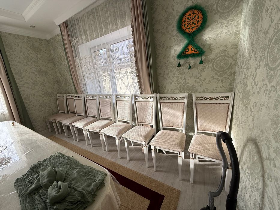 Огромный обеденный гарнитур: стол 3.5 м и 14 стульев (массив)