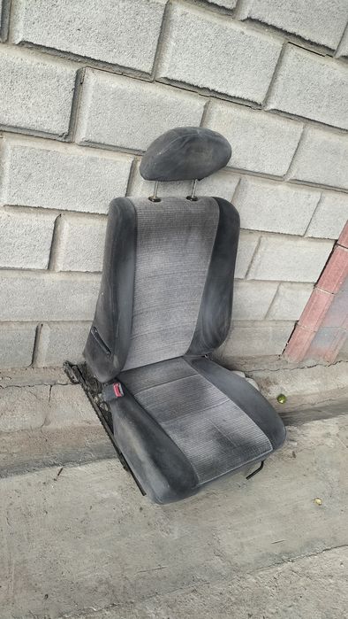 Продам сиденье на Тойота Карина е.