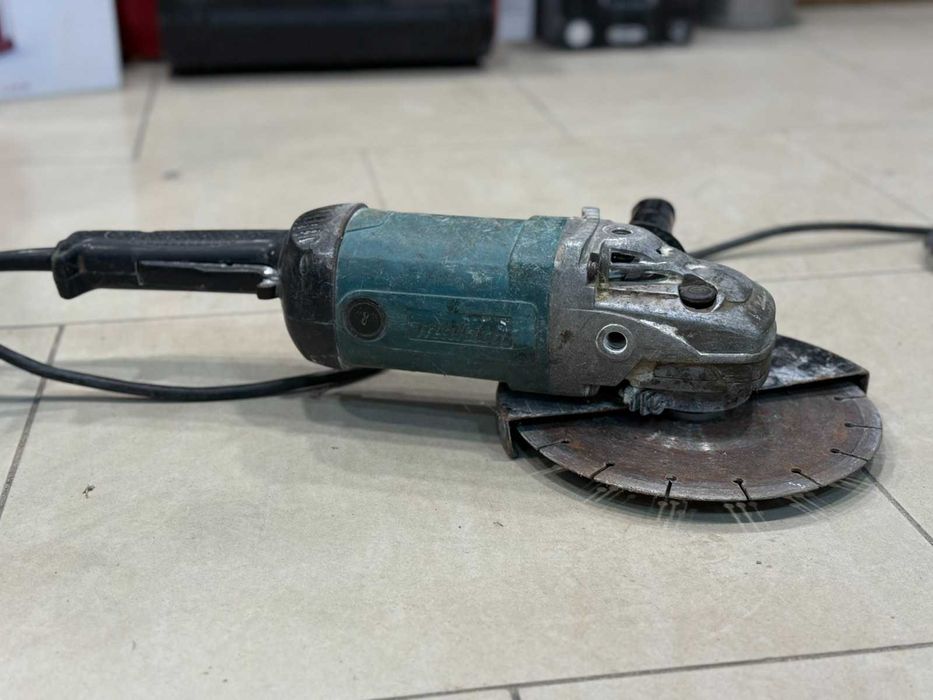 Ъглошлайф Makita MGA700.