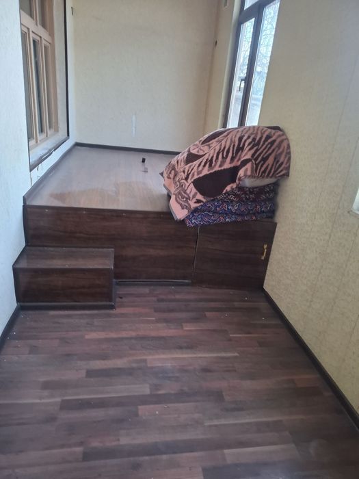 Chorsu atrofida 2 xona 2 etaj.