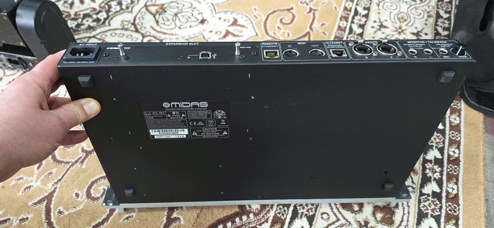 Midas M32C - mixer de rack