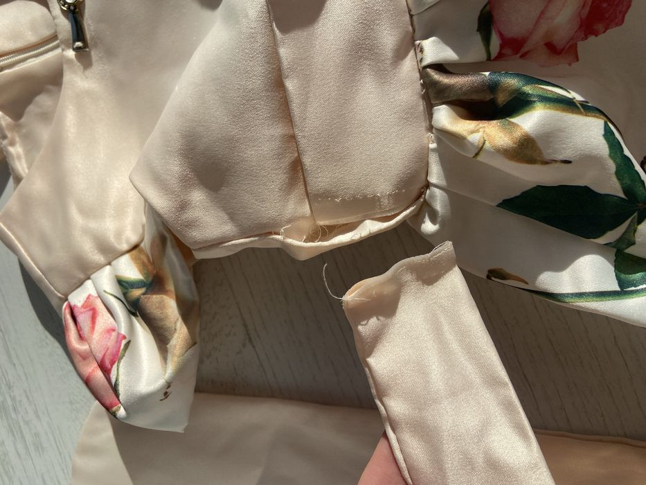 Красива, официална детска рокля за 6-7 години, има нужда от корекция