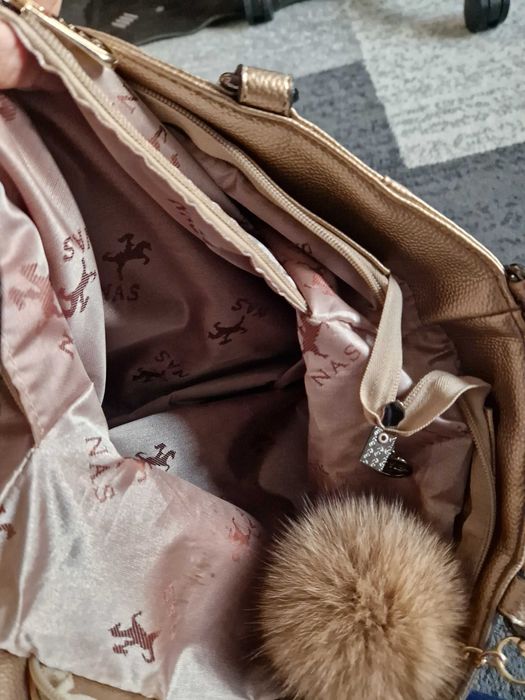 Стилна  дамска чанта в златисто.