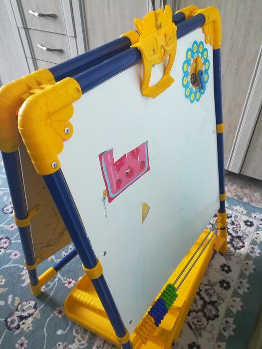 Продам доску - мольберт и лего для девочек