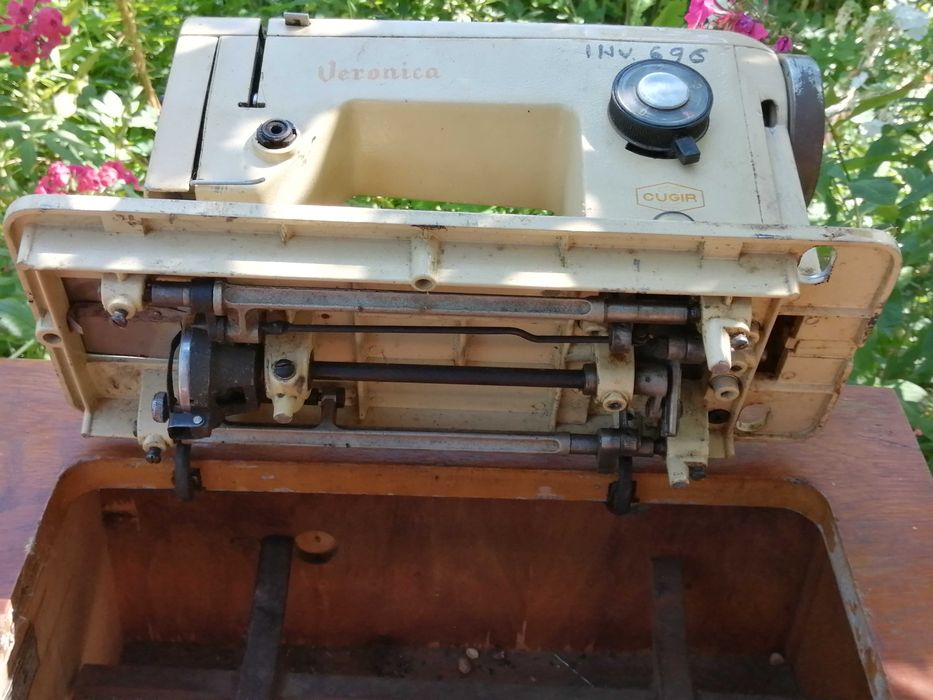 Vând mașină de cusut Veronica, anul 1977, Cugir