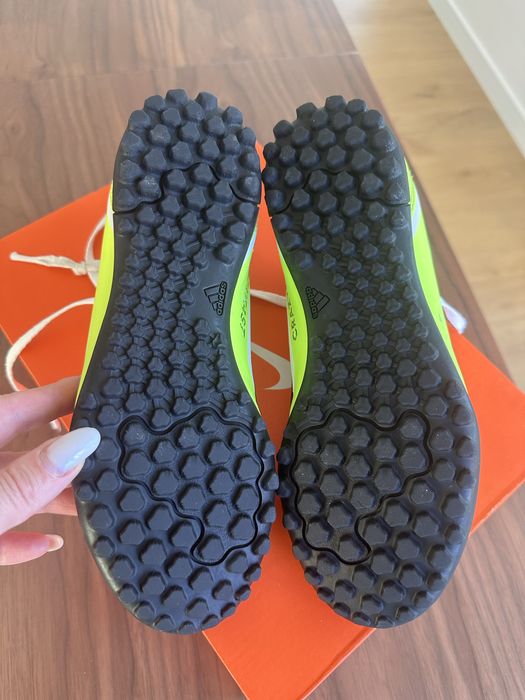 Adidasi pentru fotbal - marime 36 jumate