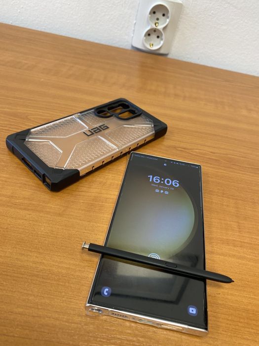 Samsung Galaxy S23 Ultra с аксесоари