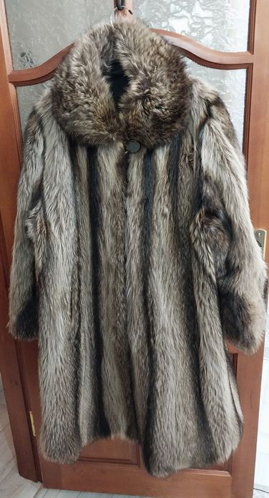 Продается шуба из меха енота